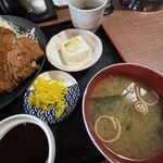 おさむ - 小鉢や漬物も残さずいただいております