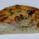 トロワ ブーランジェリー - フォカッチャとゴルゴンゾーラのジェノベーゼ断面