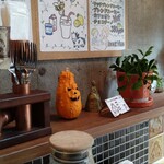 カレー専門店 円山教授 - カウンター席の飾り③