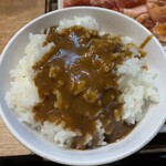 焼肉ライク - ご飯に「ちよいたしカレー」をかける。