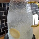 カレー専門店 円山教授 - レモン水