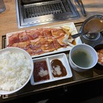 焼肉ライク - 料理写真:「ミックスカルビ大」（1,190圓）
「ちよいたしカレー」（210圓）。