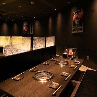 【掘りごたつ個室】宴会・飲み会から接待まで！黒×ゴールドのラグジュアリーな雰囲気