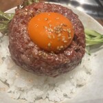 焼肉 静龍苑 - ユッケオンザライス