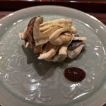 お料理 佐藤 - ・松茸と鱧、梅肉醤油：香りの王様・松茸を贅沢に盛り込み、繊細な旨みの鱧と共に提供された焼き物は、口に入れた瞬間に秋の豊かな香りが弾ける。添えられた梅肉醤油が、淡白な鱧と芳醇な松茸の風味を効果的に引き締め、素材の質と技の高さを同時に感じさせてくれる一皿だった。