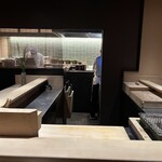 お料理 佐藤 - 桧の清々しい香りが漂う一枚板のカウンターは、料理人の真摯な仕事ぶりを間近に感じる特等席