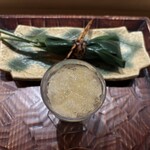 お料理 佐藤 - ・梨ワインゼリー（食後の締めくくりに供された梨ワインゼリーは、キンと冷えた細かい氷の食感が心地良く、芳醇なワインの香りと梨の瑞々しい甘さが溶け合い、口の中をさっぱりとリセットしてくれる、最後まで抜かりのない至福の甘味）と蓮根餅