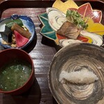 お料理 佐藤 - 一粒の食感を最大限に楽しませるため、敢えてアルデンテで少量提供するこのご飯は、和食における〆の概念を覆す新しい試みだ。