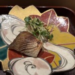 お料理 佐藤 - ・カマスの一夜干し：皮目の香ばしさと身のほっくりとした食感、噛むほどに凝縮された旨味が口の中に広がり、丁寧な仕事ぶりが伝わる完璧な火入れが堪能できる逸品。