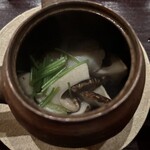 お料理 佐藤 - ・土瓶蒸し、甘鯛：土瓶の蓋を開けた瞬間に立ち昇る松茸の豊潤な香りと、甘鯛の繊細な旨みが溶け込んだ温かな出汁。丁寧に引かれたこの出汁は、酸味を添えるすだちによって引き締まり、飲むたびに体の芯から染み渡るような、贅沢で格別な味わいだった。