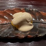 お料理 佐藤 - ・柿の白和：秋の柿の自然で上品な甘みが、驚くほど滑らかでコクのある白和えによって引き立てられた一皿だ。ねっとりとした衣と、柿の瑞々しい食感の対比が心地よく、濃厚なコースの合間に提供されることで、舌を優しく癒してくれるような、繊細な味わいだった。