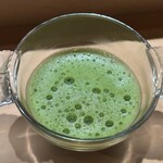 お料理 佐藤 - ・抹茶：食後の甘味を優しくまとめる抹茶は、ガラスの涼やかな器に鮮やかな緑が映え、きめ細かく立てられた泡が口当たりをなめらかにし、清々しい香りと程よい苦味が、これまでの料理の余韻を奥ゆかしく締める完璧な一服。