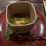お料理 佐藤 - ・鮑と栗、すっぽんの煮凝り：鮑と栗、すっぽんの出汁が凝縮された煮凝りは、コースの幕開けを飾るにふさわしい繊細かつ贅沢な一品だ。鮑の確かな食感と栗の甘みが、極上の旨みと共に口内に広がり、これから始まる珠玉の体験への期待感を一気に高めてくれた。