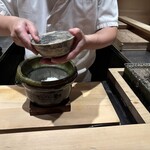 お料理 佐藤 - ご飯が炊き立ての土鍋からよそわれる瞬間は、立ち上る湯気と一粒一粒の輝きに、職人の丁寧な心意気が凝縮される。