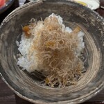 お料理 佐藤 - アルデンテご飯2杯の後でも、ちりめんじゃこの塩気と米の甘さが完璧に調和し、止まらない旨さだ。