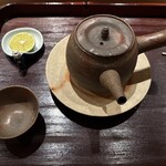 お料理 佐藤 - ・土瓶蒸し、甘鯛：土瓶の蓋を開けた瞬間に立ち昇る松茸の豊潤な香りと、甘鯛の繊細な旨みが溶け込んだ温かな出汁。丁寧に引かれたこの出汁は、酸味を添えるすだちによって引き締まり、飲むたびに体の芯から染み渡るような、贅沢で格別な味わいだった。