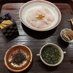 お料理 佐藤 - ・クエ（刺身・胃袋・肝）と海胆：淡白ながら旨み深い刺身、コリコリとした胃袋、濃厚な肝が織りなす三位一体に、とろける海胆の甘みと香りが重なり、九州の海の恵みを凝縮した贅沢な一皿となった。