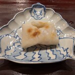 お料理 佐藤 - ・カラスミ餅：目の前で炙られた自家製カラスミを包み込んだお餅は、表面は香ばしく、中はとろけるような滑らかさだ。カラスミの凝縮された塩気と濃厚な旨みが、餅の甘みと絶妙に調和し、口の中で芳醇な風味を広げる、贅沢なスペシャリテだった。