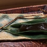 お料理 佐藤 - ・蓮根餅：笹の葉に抱かれるように品良く盛られたレンコン餅は、艶やかな飴色と吸い付くような滑らかさが美しく、噛むと独特の弾力と共にレンコンの素朴な風味がふわりと広がる、しみじみと滋味深い和菓子。