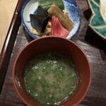 お料理 佐藤 - ・ご飯、味噌汁、香の物：食事の部を締めくくる、一粒一粒が立つよう丁寧に炊き上げられたご飯と、出汁の旨味が心に染み渡る味噌汁、そして彩り豊かな香の物が織りなす極上の調和は、至福のコースを次の甘味へと繋ぐにふさわしい、しみじみとした日本の美食の喜びを再認識させてくれる瞬間。