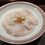 お料理 佐藤 - 最高の鮮度で提供されたクエの刺身は、淡白ながらも洗練された深い旨みがあり、噛みしめるほどに確かな歯応えを愉しめる。