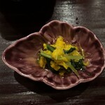 お料理 佐藤 - ・菊のお浸し：秋の味覚である菊の花が、季節を告げる繊細な一品。控えめながらも品の良い出汁で優しく和えられており、菊特有のほろ苦さとシャキシャキとした歯触りが、重厚なコースの合間に心地よい清涼感をもたらしてくれた。