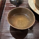 お料理 佐藤 - ・土瓶蒸し、甘鯛：土瓶の蓋を開けた瞬間に立ち昇る松茸の豊潤な香りと、甘鯛の繊細な旨みが溶け込んだ温かな出汁。丁寧に引かれたこの出汁は、酸味を添えるすだちによって引き締まり、飲むたびに体の芯から染み渡るような、贅沢で格別な味わいだった。