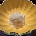 お料理 佐藤 - ・地元の渡り蟹と梨：鮮やかな黄色の器に盛られた地元の渡り蟹は、凝縮された旨みと甘さが格別だ。蟹の身の下には、梨の千切りが持つみずみずしい甘さとシャキシャキの食感が敷かれ、ひんやりとした出汁のジュレと共に、蟹の濃厚な味わいと口内の清涼感が見事な調和を生む、洗練された一皿だった。