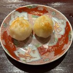 お料理 佐藤 - ・烏賊：美しく華やかな器に載せられた、こんがりと焼き色がついた丸い形が愛らしい一品は、口に含むとふわりと柔らかく溶け、イカの奥深い旨味が上品に凝縮された、まさに匠の技が光る味わい。