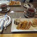 THE CARAMEL ROOM - まずはサンドイッチ。結構ボリュームがあるのです。汗