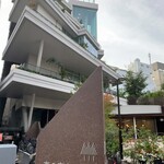 2F coffee - お店に向かう途中  右手にあった「本の森ちゅうおう」（中央区立京橋図書館・郷土資料館）