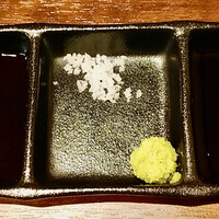 焼肉×創作びすとろ 笑進笑明 - タレ、塩、ワサビ