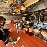 武田家 - 店内はカウンターとテーブル席がありますが、中央ホールでの飲食も可能です。