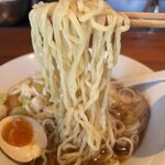 武田家 - 若干縮れた多加水麺。モチっとした食感で美味しかったです♪