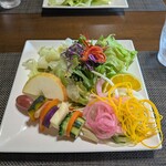 農家カフェ しあわせ時間 - プレートいっぱいのサラダ