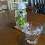 農家カフェ しあわせ時間 - お冷もお花で綺麗