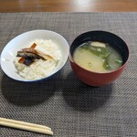 農家カフェ しあわせ時間 - ご飯にお味噌汁