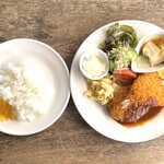 アトミック・カフェ - 日替りランチ（牛肉コロッケとアジフライ）