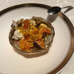 筑紫樓 - 上海蟹の卵と味噌に赤酢をかけて食べました。