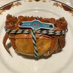 筑紫樓 - 上海蟹のメス。卵好きならおすすめです。すぐに無くなる事が多いみたいなのであればラッキーです。1匹8000円程だったと思います。大きさは手のひらサイズで小さいです。身は頼むと剥いてくれます。