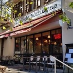 キャフェ・ドゥ・ブローニュ - 入り口と併設されたパン屋さん。