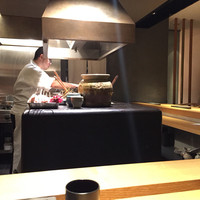 焼鳥 市松 - 鳥を焼く姿を囲む！