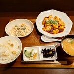 ギフ屋 - 焼き魚が「売り切れ」と話されたので

もう一つ、気になっていた

●本日のランチ　600円

主菜　:　ピリ辛マーボトーフ　

副菜　:　おから

を選択注文してみた