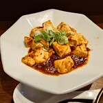 ギフ屋 - ◯ピリ辛麻婆豆腐
このお店オリジナルな味付けの赤味噌味
ミンチの旨味感がジンワリ
生姜を先ずはシッカリと感じ
山椒や唐辛子の心地良い辛味が
グワーッとやって来て
この麻婆豆腐がピリ辛だった事に気が付く