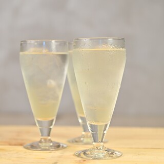 ￥134（税込￥147.4）のレモンサワー／ハイボール♪