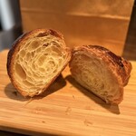 ベーカリー プラート - パカーンしてみると…キレイな蜂の巣です。
少しだけリベイクしていただきましたが…
表面と裏はバリッと、中はふんわり。