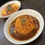 ベビーフェイスプラネッツ - 料理写真:"ベーコンとほうれん草のトマトソースオムライス"と
"ふわふわ帽子のオムライス"