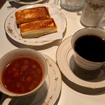 カフェ ドゥー - ノリタケの食器が品よく並んだテーブル