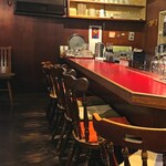 カフェ ドゥー - 赤いカウンター　9割の方が喫煙されてました　