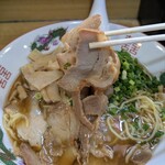 宴や - 中華そば、薄切りチャーシューがいっぱいです